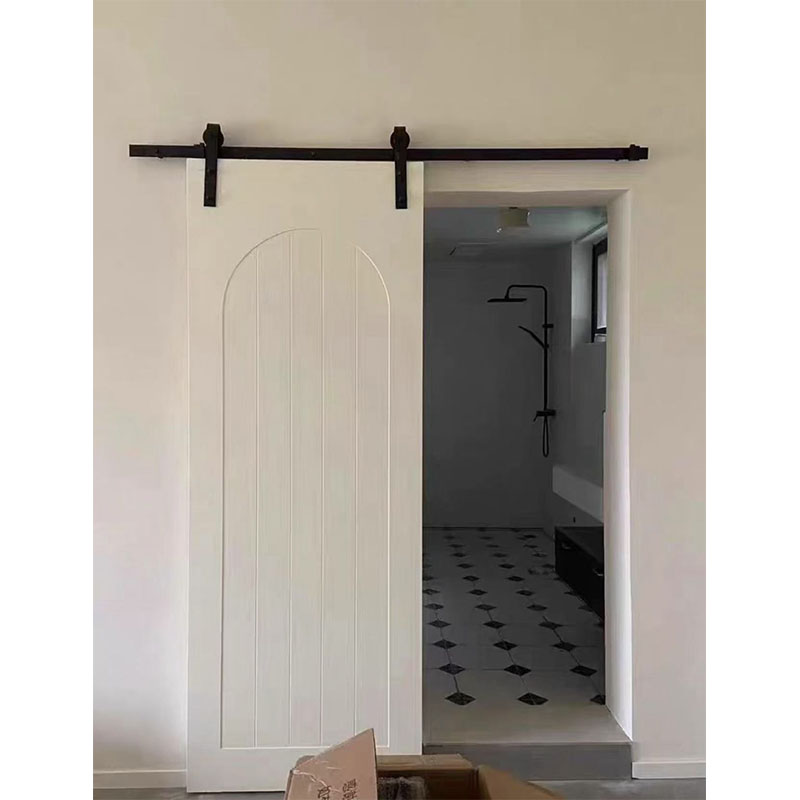 Interior Design White And Wood - モダンな無垢材プレアセンブリデザインのスライド式ホワイトプライムドバーンドア（インテリアキッチン用、金具付き）